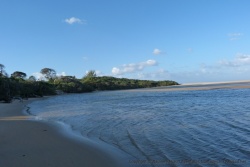Une immense baie aux eaux cristallines communique avec l'océan par un petit chenal