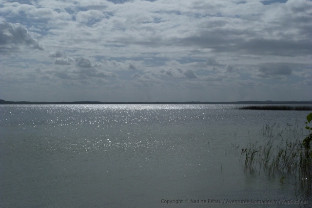 Le ciel hésite entre soleil et nuages, nous offrants une lumière irisée sur le lac de Kosi Bay
