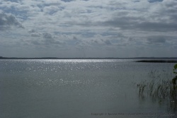 Le ciel hésite entre soleil et nuages, nous offrants une lumière irisée sur le lac de Kosi Bay