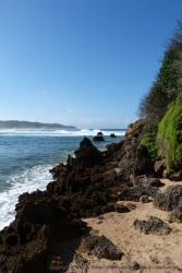 Ces rochers noirs, qu'on dirait d'origine volcanique, ont donné  son nom à la plage
