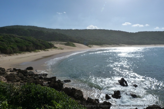 De l'autre côté, la baie abritée est une véritable invitation au farniente et à la baignade