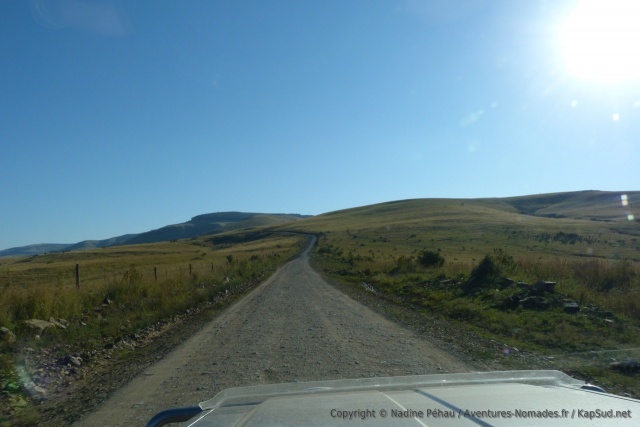 La piste traverse d'immenses étendues et de rares villages