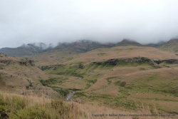 Le brouillard ne semble pas vouloir quitter les cimes de la chaine du Drakensberg