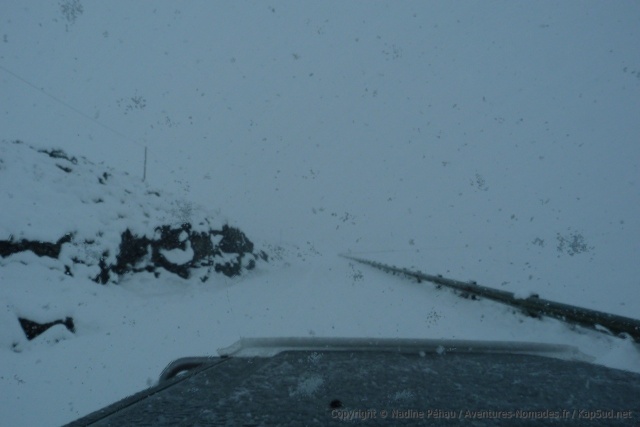 La soi-disant route est totalement recouverte de neige