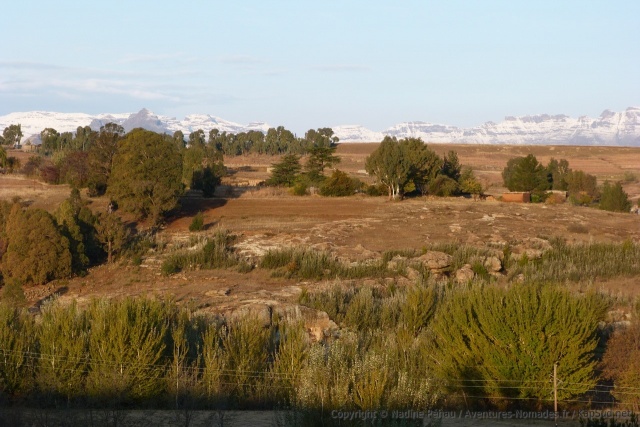 La chaine de montagnes enneigées en panorama est magnifique