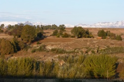 La chaine de montagnes enneigées en panorama est magnifique