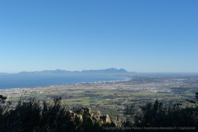A loin la célèbre Table Mountain nous attend