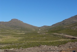 Notre piste s'enfonce au coeur des montagnes