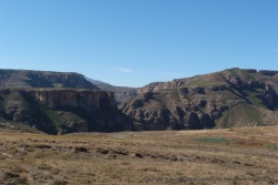 Le plateau surplombe un canyon impressionnant