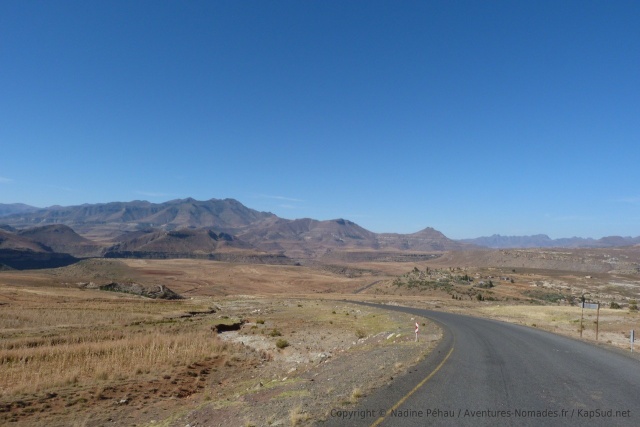Une des rares routes de goudron du Lesotho