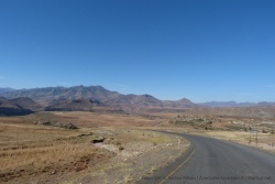 Une des rares routes de goudron du Lesotho