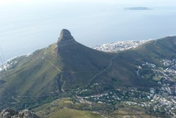Juste derrière Lion's Head, on distingue l'île de Robben Island