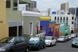A Bokaap, les édifices art-déco cotaient les maisons colorées
