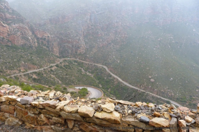 De temps en temps, une percée dans les nuages nous laisse apercevoir les panoramas à l'à pi