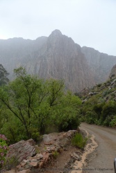 Les falaises abruptes des montagnes sont très impressionnantes dans la passe de Swartberg