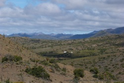 Dans la région aride du Karoo, de temps en temps une ferme se laisse apercevoir