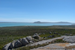 Une immense baie s'avance à l'intérieur des terres