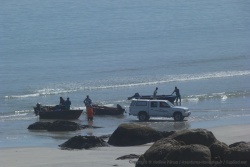 Un va-et-vient constant de 4x4 sur la plage pour tracter les barques des pêcheurs