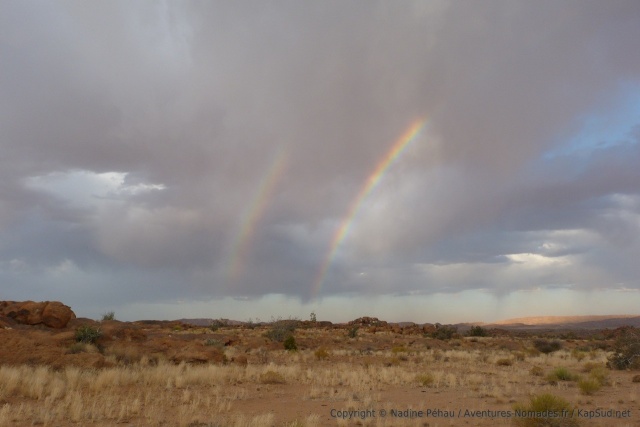 Un arc-en-ciel double sans pluie