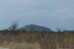 Dans cette platitude infinie, surgissent les étranges montagnes de Tsodillo