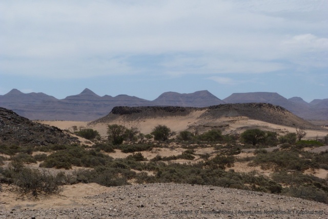 Fabuleux paysages de désert de sable et de montagnes