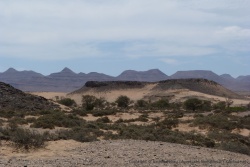 Fabuleux paysages de désert de sable et de montagnes