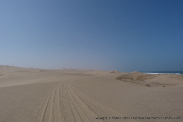 Fabuleux paysages de dunes de sable bordant l'océan 