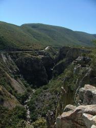 Route et ruisseau serpentant dans la montagne