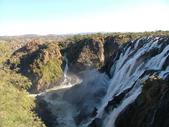 Les chutes de Ruacana à la frontière avec la Namibie