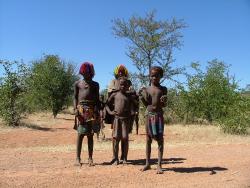 Enfants sur la piste Cahama Ruacacna avec les cheveux couverts de perles multicolores