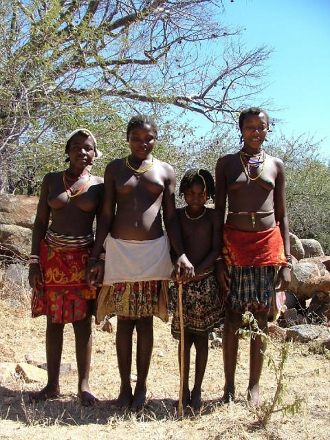 Jeunes filles sur la piste Cahama Ruacana