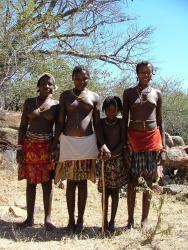 Jeunes filles sur la piste Cahama Ruacana