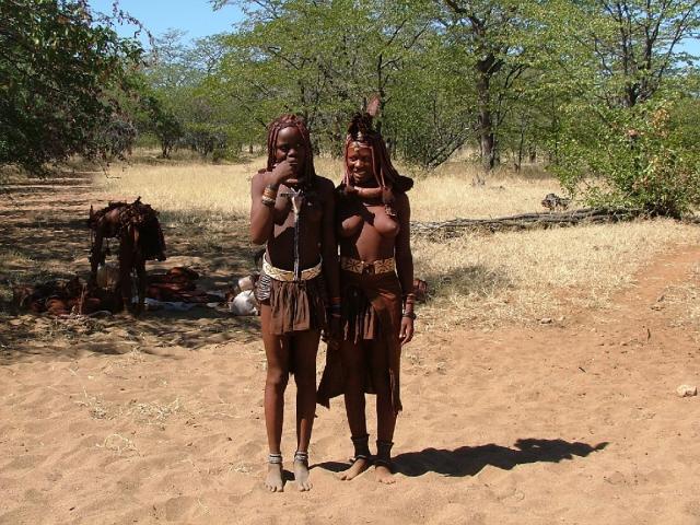 Les jeunes Himba toujours coquettes