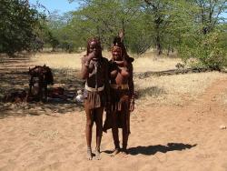 Les jeunes Himba toujours coquettes