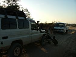 Tractage d'un fourgon planté dans la piste de sable de Moussolo