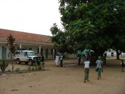Réveil dans la cour de l'école de la mission de Cabinda