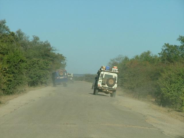 Chacun essaie à sa façon d'éviter les nids de poules énormes sur la route Lubango - Namibie
