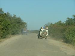 Chacun essaie à sa façon d'éviter les nids de poules énormes sur la route Lubango - Namibie