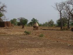 Grenier sur "trèpied" au pays Somba