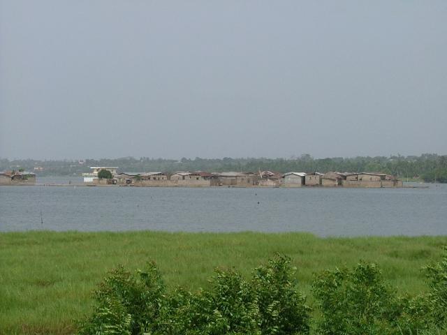 Village lacustre sur la lagune