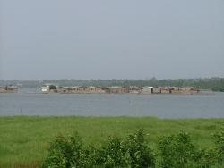 Village lacustre sur la lagune