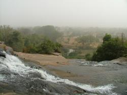 Vue depuis la cascade de Karfiguéla  Admirez la poussière en suspension