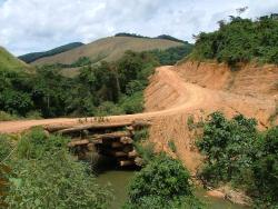 La piste des malaisiens avec un pont typique mais pour une fois très costaud