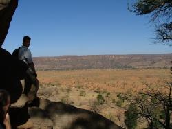 David contemplant la plaine du pays Dogon