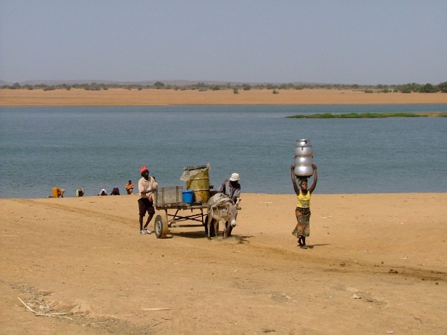 Au bord du Niger, la beauté du spectacle et la dureté des conditions de vie de la population