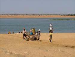 Au bord du Niger, la beauté du spectacle et la dureté des conditions de vie de la population