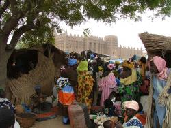 Marché à Djenné devant la grande Mosquée