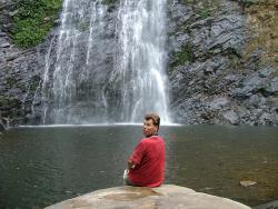 David se rafraichit aux chutes d'Akloa