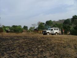 Camping sur le terrain de foot d'un hameau