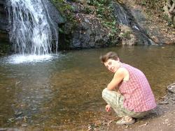 Nadine devant une autre cascade